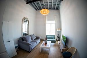 圣玛丽亚港Apartamentos Nueva Ribera的客厅配有蓝色的沙发和桌子
