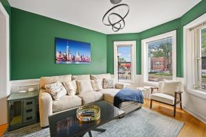 芝加哥2 Bed Apt w/ Office, Free Parking, Near Wrigley的客厅设有绿色的墙壁和沙发