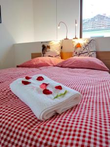 科隆科隆乡村公寓的床上的毛巾,上面有玫瑰花