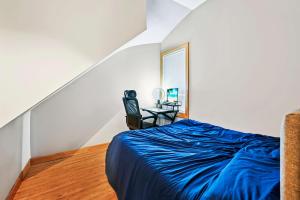芝加哥2 Bed Apt w/ Office, Free Parking, Near Wrigley的一间卧室配有一张带蓝色棉被的床