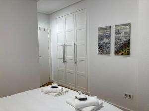 CastandielloAngliru 1 Suite的白色客房,床上配有2条毛巾
