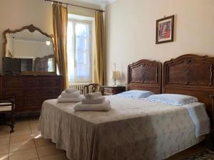 Pieve di TecoAlbergo Dell'Angelo的一间卧室配有一张大床和毛巾