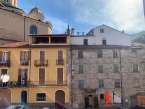 Pieve di TecoAlbergo Dell'Angelo的一座古老的建筑和一座钟楼