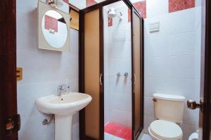 乌尤尼La Maison Martinet的一间带水槽、卫生间和淋浴的浴室