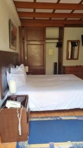 利马Sori Apartments的一间卧室配有一张床和一张带台灯的桌子