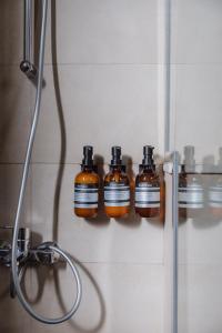 沙迦Villa Number 4的浴室墙上的4瓶肥皂