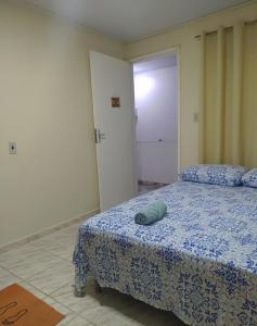 卡波布里奥Hostel Unamar的一间卧室配有一张带蓝色棉被的床