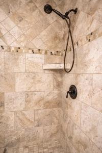 西耶斯塔岛卡普里西斯塔酒店的浴室内配有淋浴和头顶淋浴