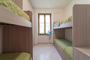 阿尔盖罗MIROS APARTMENT的客房设有两张双层床和一扇窗户。