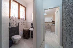 阿尔盖罗MIROS APARTMENT的一间带卫生间和水槽的浴室