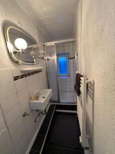 杜塞尔多夫Adam's Hostel - Self Check-In & Room Just For You Alone的一间带水槽和镜子的小浴室