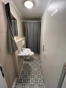 杜塞尔多夫Adam's Hostel - Self Check-In & Room Just For You Alone的一间带水槽和卫生间的小浴室