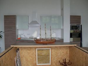 Tournemirechateau d'eau logement insolite的厨房里的台面上船的模型
