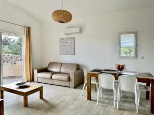 维琪奥港Residence Casa Di Paoli的客厅设有餐桌和沙发