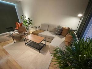 科特卡Hogland Apartments - 2的带沙发和咖啡桌的客厅