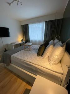 科特卡Hogland Apartments - 2的一间卧室配有一张大床和枕头