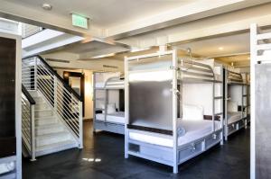 迈阿密海滩珀斯南海滩酒店的楼梯间设有两张双层床