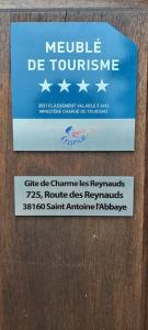 Saint-AntoineGîte de luxe 4 étoiles的木门上的标志,上面有标志
