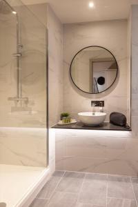The Club at Goffs的白色的浴室设有水槽和镜子