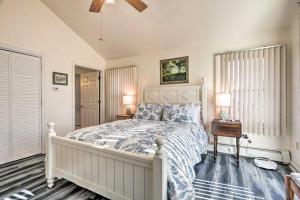 韦斯特利Westerly Vacation Home Town Beach Access的一间卧室配有一张带白色床罩的大床
