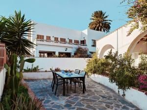 圣何塞Chalet en San José, Cabo de Gata-Níjar.的大楼前带桌椅的天井