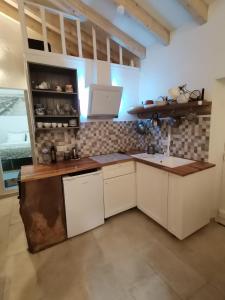 科武港Chalé da Baía的厨房配有白色橱柜和台面