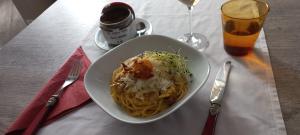 BignascoNuova Locanda Turisti的桌上的一盘面食和饮料