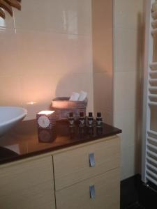 美西尼Phivos Home & Garden的浴室设有带水槽的台面和一盒装饰品