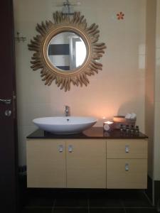 美西尼Phivos Home & Garden的浴室设有水槽和墙上的镜子