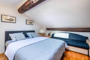 尼斯Samourai Massena Lodge -1 min from the sea的卧室配有带蓝色枕头的大型白色床