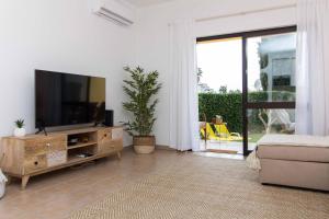 阿尔布费拉Oura 7的客厅配有平面电视和沙发。