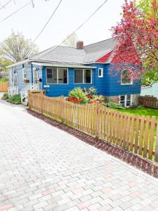 普尔曼State Street Cottage, Suite 2的蓝色的房子,前面有木栅栏