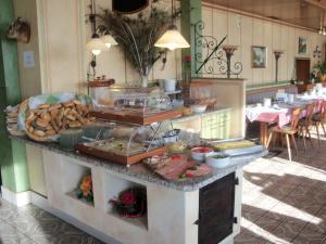 阿特湖Gasthofladen Schneeweiss的在餐厅里享用自助餐,在柜台上用餐