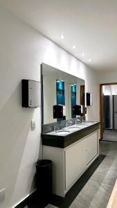 圣保罗Capsula Hotel Sao Paulo - Paulista的一间带两个盥洗盆和大镜子的浴室