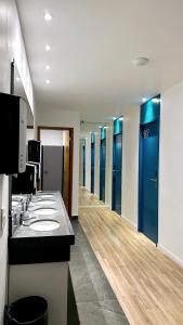圣保罗Capsula Hotel Sao Paulo - Paulista的浴室设有一排盥洗盆和镜子