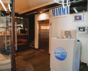 滨海托萨Mamma Mia Hotel Boutique - Only Adults的门上标有药店门牌的大堂