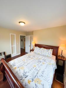 普尔曼State Street Cottage, Suite 2的一间卧室配有一张带花卉床罩的大床