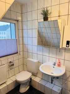 格拉德贝克Ferienwohnung Götel的一间带卫生间和水槽的浴室