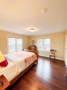 普尔曼State Street Cottage, Suite 2的一间卧室设有一张床和两个窗户。