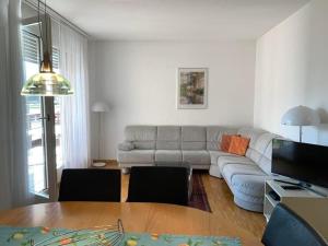 卡斯拉诺Sonnige 35 Zi-Ferienwohnung in Caslano的客厅配有沙发和桌子