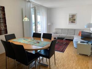 卡斯拉诺Sonnige 35 Zi-Ferienwohnung in Caslano的客厅配有桌椅和沙发