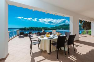 杜布罗夫尼克Villa Vacanza Dubrovnik - Five Bedroom Villa with Private Sea Access的享有水景的用餐室