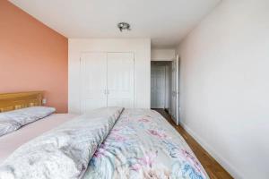 卢顿Ori's Hut的卧室设有一张大床,拥有橙色的墙壁