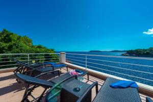 杜布罗夫尼克Villa Vacanza Dubrovnik - Five Bedroom Villa with Private Sea Access的一个带桌椅的海景阳台