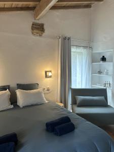 尼姆CASA AZUL - jardin, calme, tennis的一间卧室配有一张带两个枕头的床