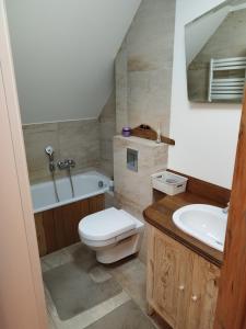 斯维德尼克Twój Azyl的浴室配有卫生间、盥洗盆和浴缸。