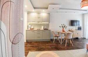 斯维诺乌伊希切Apartamenty na Wyspie - Villa Park - Parking的厨房以及带桌椅的用餐室。
