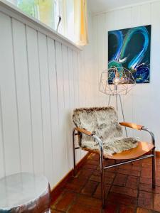 瓦尔贝里Casa Korallen的墙上画的椅子
