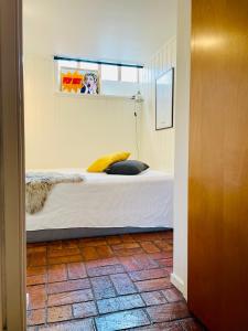 瓦尔贝里Casa Korallen的一间卧室配有一张黄色枕头的床