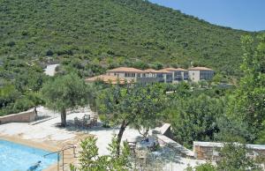 普利斯拉Smyros Resort的享有带游泳池的度假村的空中景致